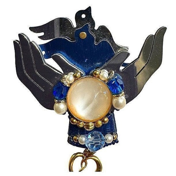 Liz Tech Art Brooch Pin Hands Holding Bird Pearl Rhinestone Signed 2004 Vintage - Picture 2 of 5